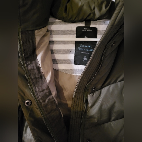 Gap puffer vest, women's size medium. NWOT. - Picture 7 of 11
